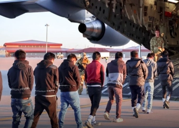 Të lidhur me zinxhirë, shtëpia e Bardhë publikon foto të emigrantëve ilegalë që po dëbohen