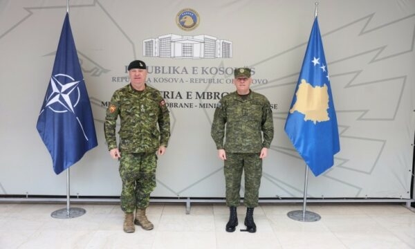 Jashari njofton Gjeneralin Scott për të arriturat e FSK-së