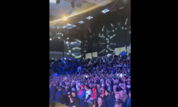 Pamje para fillimit të tubimit të të LDK-së në Pallatin e Rinisë