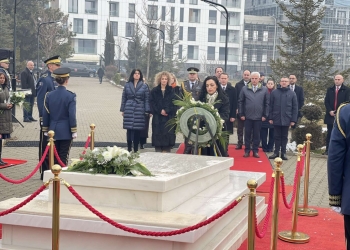 Presidentja Osmani bashkë me ambasadorë bëjnë homazhe tek varri i Rugovës (FOTO)