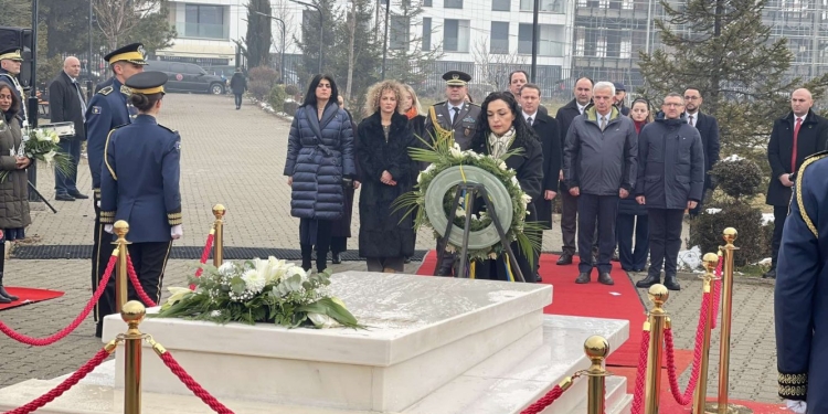 Presidentja Osmani bashkë me ambasadorë bëjnë homazhe tek varri i Rugovës (FOTO)