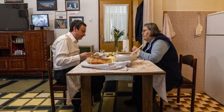 Kurti publikon foto duke ngrënë drekë me nënën Ferdonije