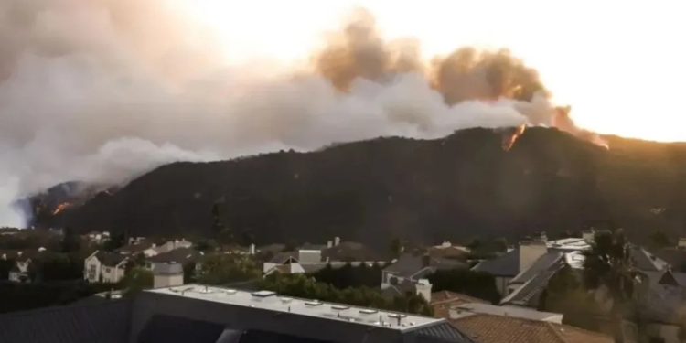 Vijon “ferri” në Los Anxhelos/ Flakët shkrumbojnë lagje të tëra, 11 viktima – pritet të vihet shtetrrethimi