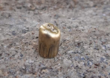 Plumbi qorr dëmton xhamin e një objekti në Prizren, arrestohet shtetasi i Shqipërisë