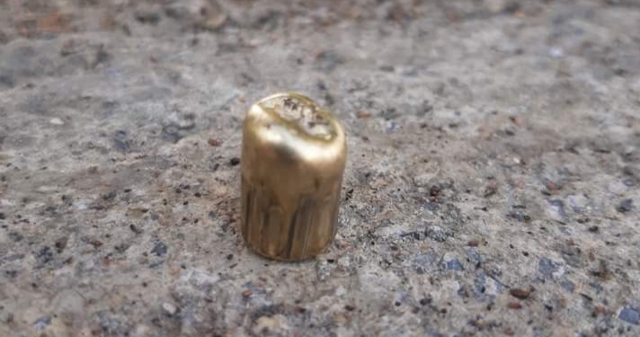Plumbi qorr dëmton xhamin e një objekti në Prizren, arrestohet shtetasi i Shqipërisë