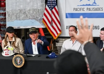 Vizita pas zjarreve masive, Richard Grenell shfaqet krah Presidentit Donald Trump në Kaliforni