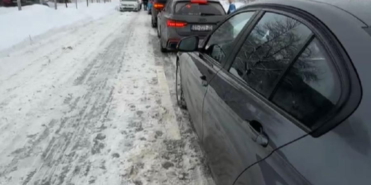 Në Brezovicë me goma të verës, qytetari shkakton tollovi të komunikacionit