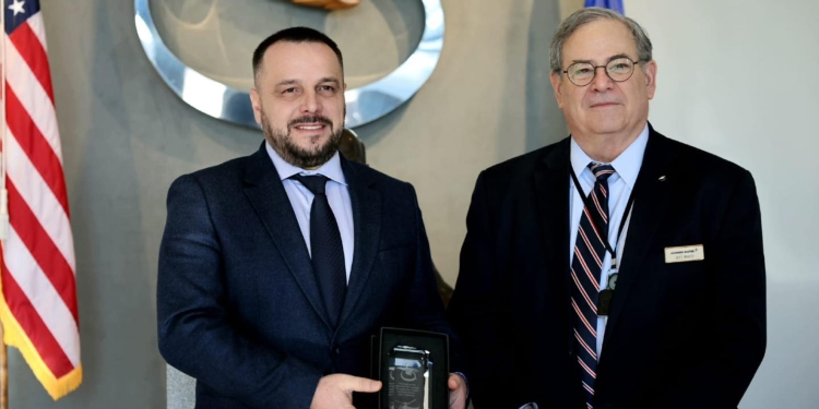 Maqedonci viziton fabrikën e helikopterëve në SHBA: “Black Hawk” do t’i kemi në flotën e ushtrisë së Kosovës