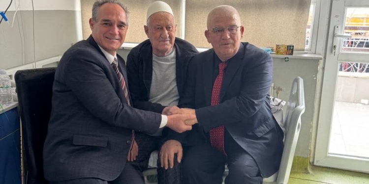 Nait Hasani viziton në spital babain e Hashim Thaçit, u rrëfeu vizitën me Edi Ramën në Hagë