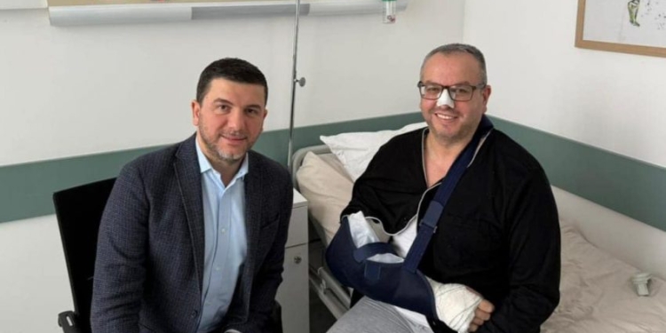 Askidentohet kandidati për deputet i PDK-së, Memli Krasniqi e viziton në QKUK