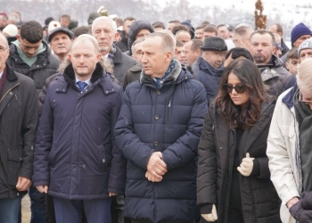 Selim Pacolli dhe William Walker përkujtuan viktimat e Masakrës së Reçakut: Kujtesa na obligon të ndërtojmë një të ardhme më të mirë