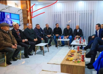 Albin Kurti në fushatë e shikon debatin N’pikë në DTV Media