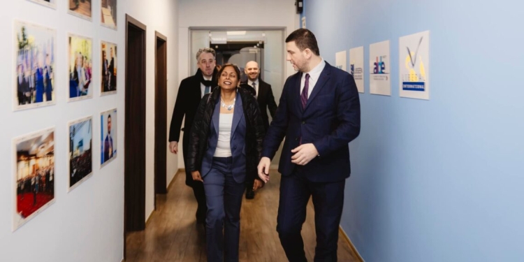 Krasniqi takohet me diplomaten amerikane, diskutojnë për bashkëpunimin Kosovë–ShBA