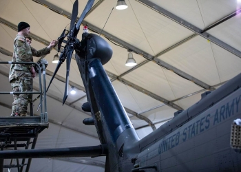 KFOR njofton se ushtarët e aviacionit amerikan po mirëmbajnë helikopterët UH-60 Black Hawk