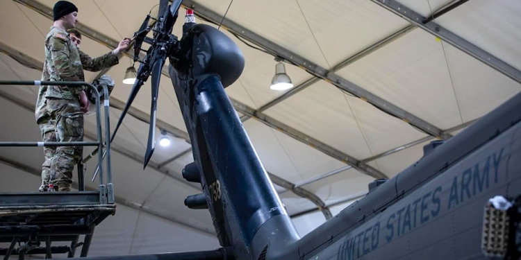 KFOR njofton se ushtarët e aviacionit amerikan po mirëmbajnë helikopterët UH-60 Black Hawk