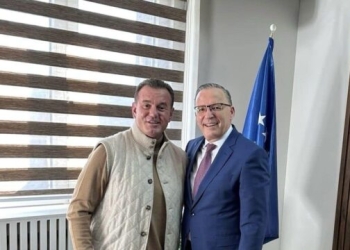 FOTO: Miku i presidentit Trump i shkon në zyre Bedri Hamzës