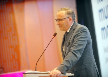 Hamza takon rreth 1000 punonjës shëndetësorë, premton 1.5 miliardë euro investime në shëndetësi për 4 vjet