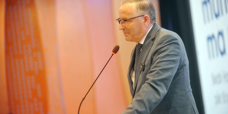 Hamza takon rreth 1000 punonjës shëndetësorë, premton 1.5 miliardë euro investime në shëndetësi për 4 vjet