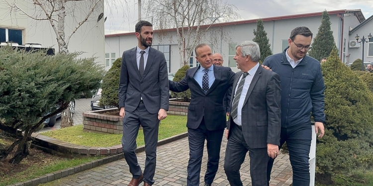 Pacolli vazhdon dëgjimin nga afër të brengave të bizneseve, mikpritet në kompaninë e famshme