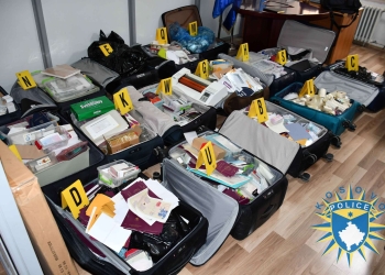 Policia zbulon një laborator për falsifikim të dokumenteve – gjen mijëra dokumente nga 51 shtete të botës