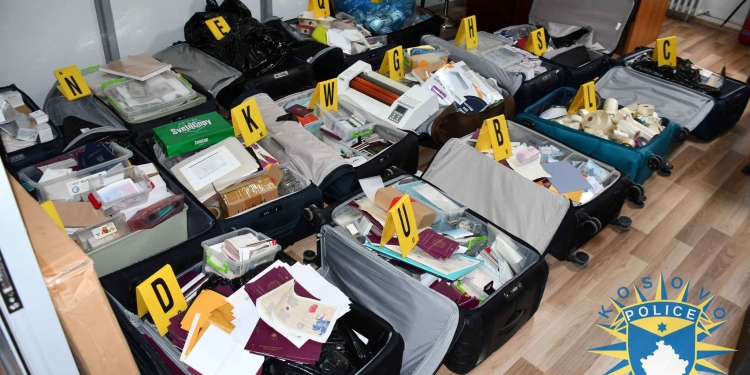 Policia zbulon një laborator për falsifikim të dokumenteve – gjen mijëra dokumente nga 51 shtete të botës