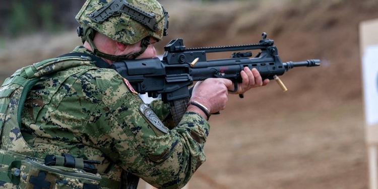 Ushtarët kroatë të KFOR-it stërviten për të gjuajtur me armë zjarri