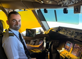 Pilot kosovar fluturon pak minuta mbi qiellin e Kosovës me avionin e Nju Jork-ut që e kishte ëndërr të kahmotshme, kontrollës në Prishtinë ju flet shqip