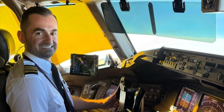 Pilot kosovar fluturon pak minuta mbi qiellin e Kosovës me avionin e Nju Jork-ut që e kishte ëndërr të kahmotshme, kontrollës në Prishtinë ju flet shqip
