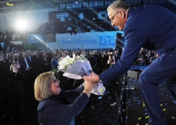 Gjest i Bedri Hamzës, lulet që mori ia dhuroi gruas së tij