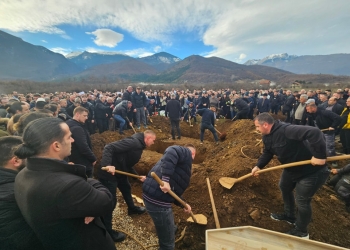 E dhimbshme: Iu jepet lamtumira e fundit tre anëtarëve të familjes Gashi që vdiqën nga aksidenti në Çubrel