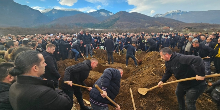 E dhimbshme: Iu jepet lamtumira e fundit tre anëtarëve të familjes Gashi që vdiqën nga aksidenti në Çubrel