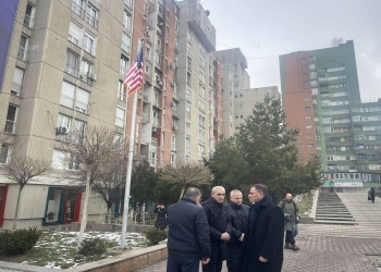 “Miqtë e Amerikës” vendosin flamurin e ri te shtatorja e presidentit Clinton