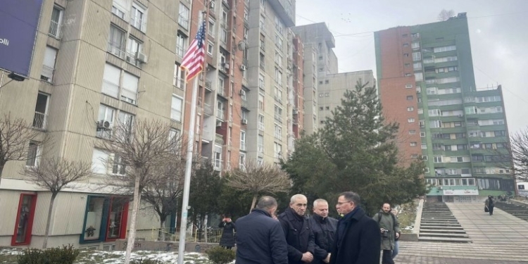 “Miqtë e Amerikës” vendosin flamurin e ri te shtatorja e presidentit Clinton