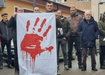 Serbët në veri protestojnë në heshtje në mbështetje të studentëve që po protestojnë në Serbi