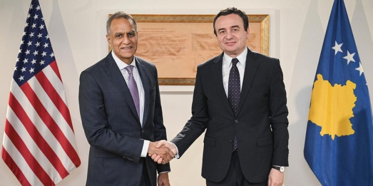 “Serbia po shkel Marrëveshjen Bazë” – Çfarë u bisedua në takimin mes Kurtit dhe zyrtarit amerikan në Prishtinë?
