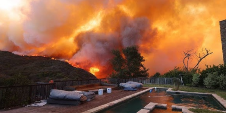 Kalifornia shndërrohet në skenë luftë, FBI merr në dorë hetimet për zjarret apokaliptike në Los Angelos