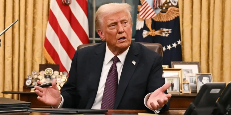 Trump me një tjetër “lëvizje taktike”, bllokon të gjitha grantet federale dhe disbursimin e huasë