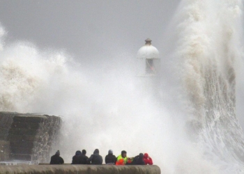Po vjen “stuhia e shekullit”, tornado dhe erë deri në 160 km/h, Britania dhe Irlanda në alarm