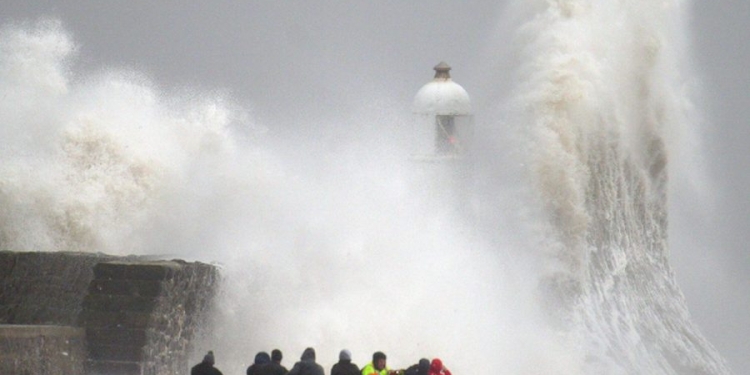 Po vjen “stuhia e shekullit”, tornado dhe erë deri në 160 km/h, Britania dhe Irlanda në alarm