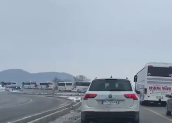 Pronarët e autobusëve në grevë në linjën Podujevë-Prishtinë, udhëtarët mbesin në rrugë