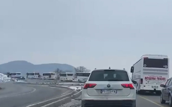 Pronarët e autobusëve në grevë në linjën Podujevë-Prishtinë, udhëtarët mbesin në rrugë