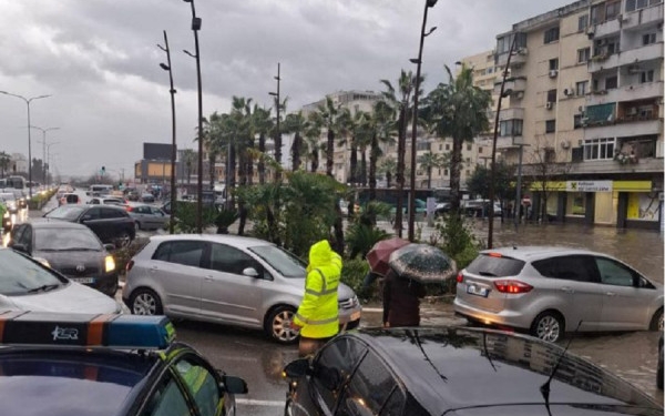 Përmbytjet nga moti i keq në Durrës, evakuohen disa banorë