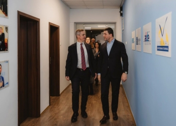 Krasniqi takon ambasadorin britanik, diskutojnë për mbarëvajtjen e fushatës zgjedhore