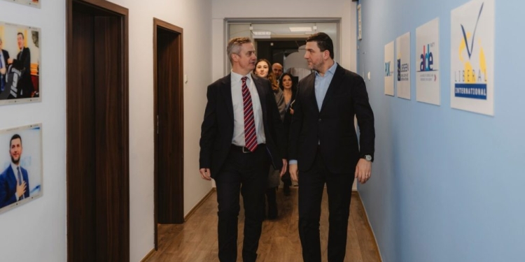 Krasniqi takon ambasadorin britanik, diskutojnë për mbarëvajtjen e fushatës zgjedhore