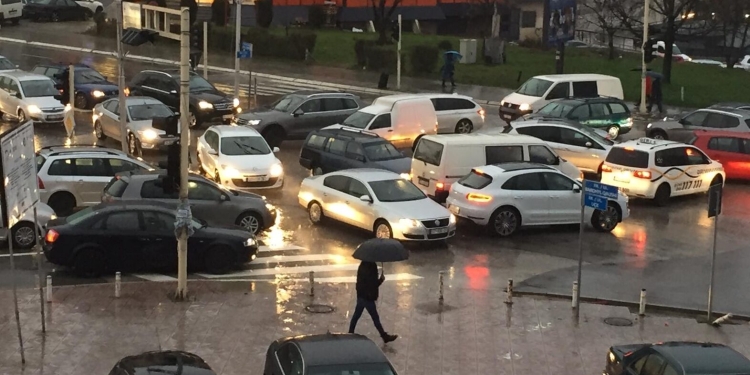 Policia po heton një tentim vrasje ndaj dy personave në Gjakovë