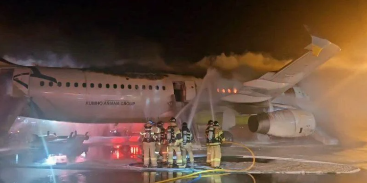 Merr flakë avioni në aeroport, shpëtohen pasagjerët në Korenë e Jugut
