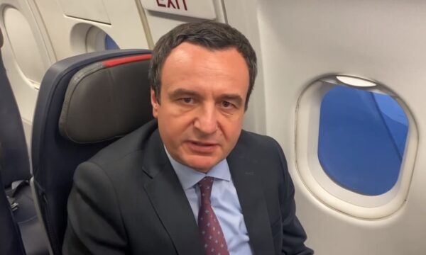 Kurti udhëton për në Zvicër, merr pjesë në Forumin Ekonomik Botëror në Davos