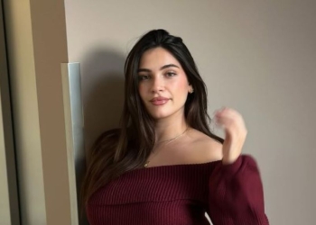 Alisa shkëlqen në fotografinë e fundit, teksa ekspozon barkun e rrumbullakosur