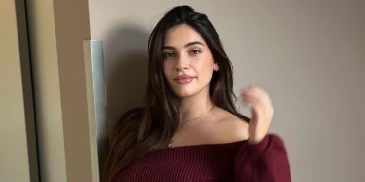 Alisa shkëlqen në fotografinë e fundit, teksa ekspozon barkun e rrumbullakosur