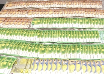 Bastisje në Ferizaj: Konfiskohen rreth 20 mijë euro, armë e substanca narkotike